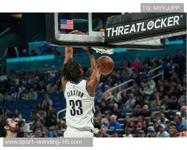 克拉克斯顿表现出色14投8中砍下21分8篮板4助攻2抢断2盖帽